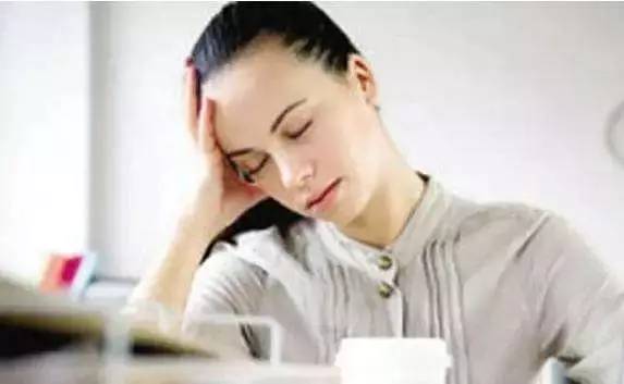 what！？“香”艷的美女成了辦公室污染源，甲醛治理非常必要！