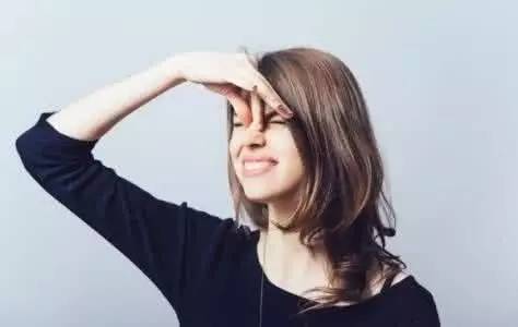 what??？“香”艷的美女成了辦公室污染源，甲醛治理非常必要！