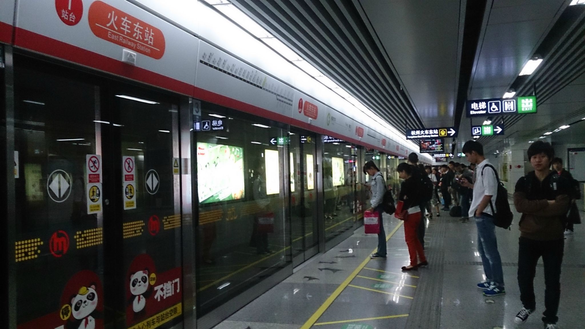 地鐵公交等公共場(chǎng)合空氣污染突出，市民盼望杭州室內(nèi)空氣檢測(cè)機(jī)構(gòu)進(jìn)行檢測(cè)