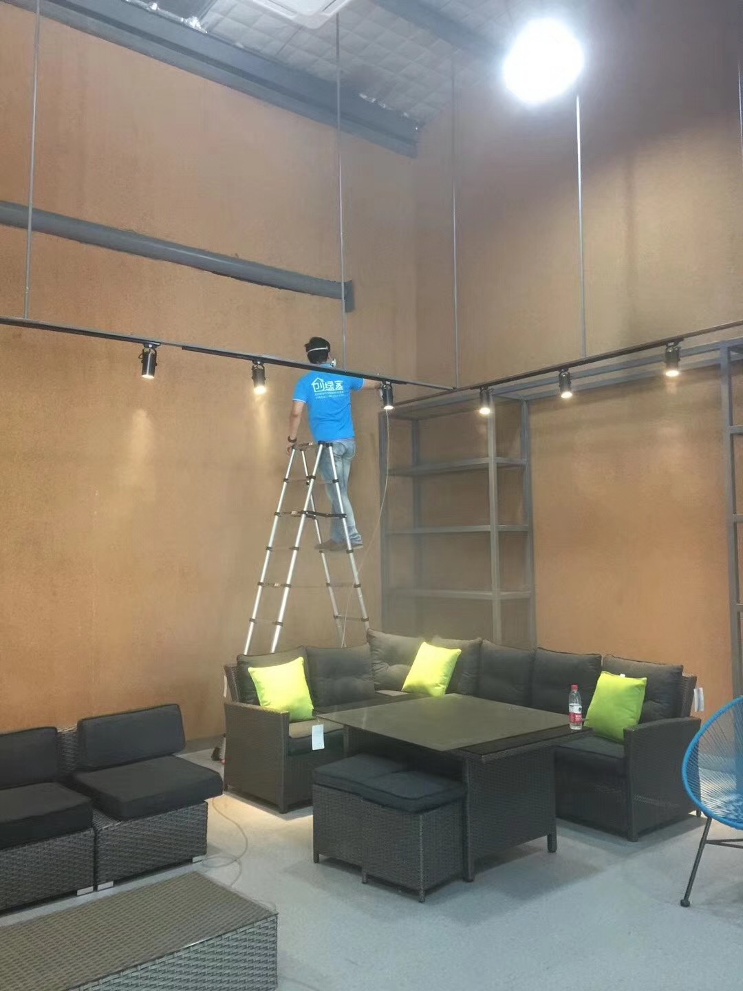 樂(lè)富設(shè)計(jì)園在一個(gè)loft創(chuàng)意產(chǎn)業(yè)園中，2760多方的一個(gè)大項(xiàng)目歷經(jīng)創(chuàng)綠家兩組工程師兩天兩夜的治理，典型loft式的裝修異味大大降低。樂(lè)富設(shè)計(jì)園的治理源于創(chuàng)綠家曾經(jīng)為泰普森旗下一家子公司甲醛治理，治理完畢效果非常好，所以泰普森集團(tuán)二次選擇我們治理。創(chuàng)綠家，值得您信任！