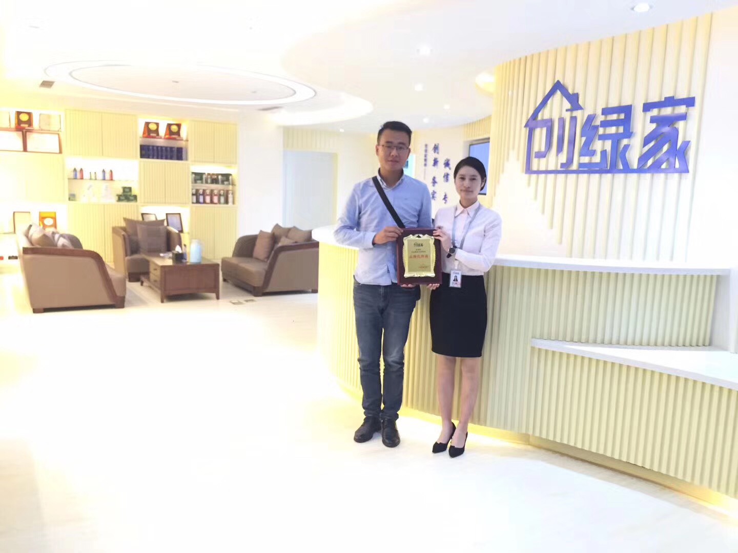 熱烈祝賀趙總簽約創(chuàng)綠家成都市區(qū)級(jí)代理！