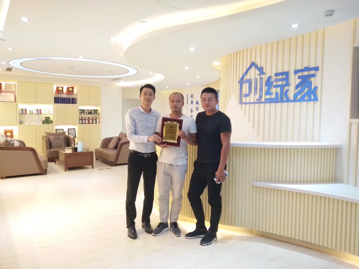 熱烈祝賀江總簽約創(chuàng)綠家欽州市區(qū)級(jí)代理！