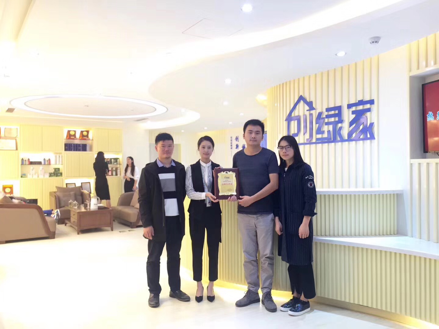 熱烈祝賀余總簽約創(chuàng)綠家江蘇省縣級(jí)市代理！