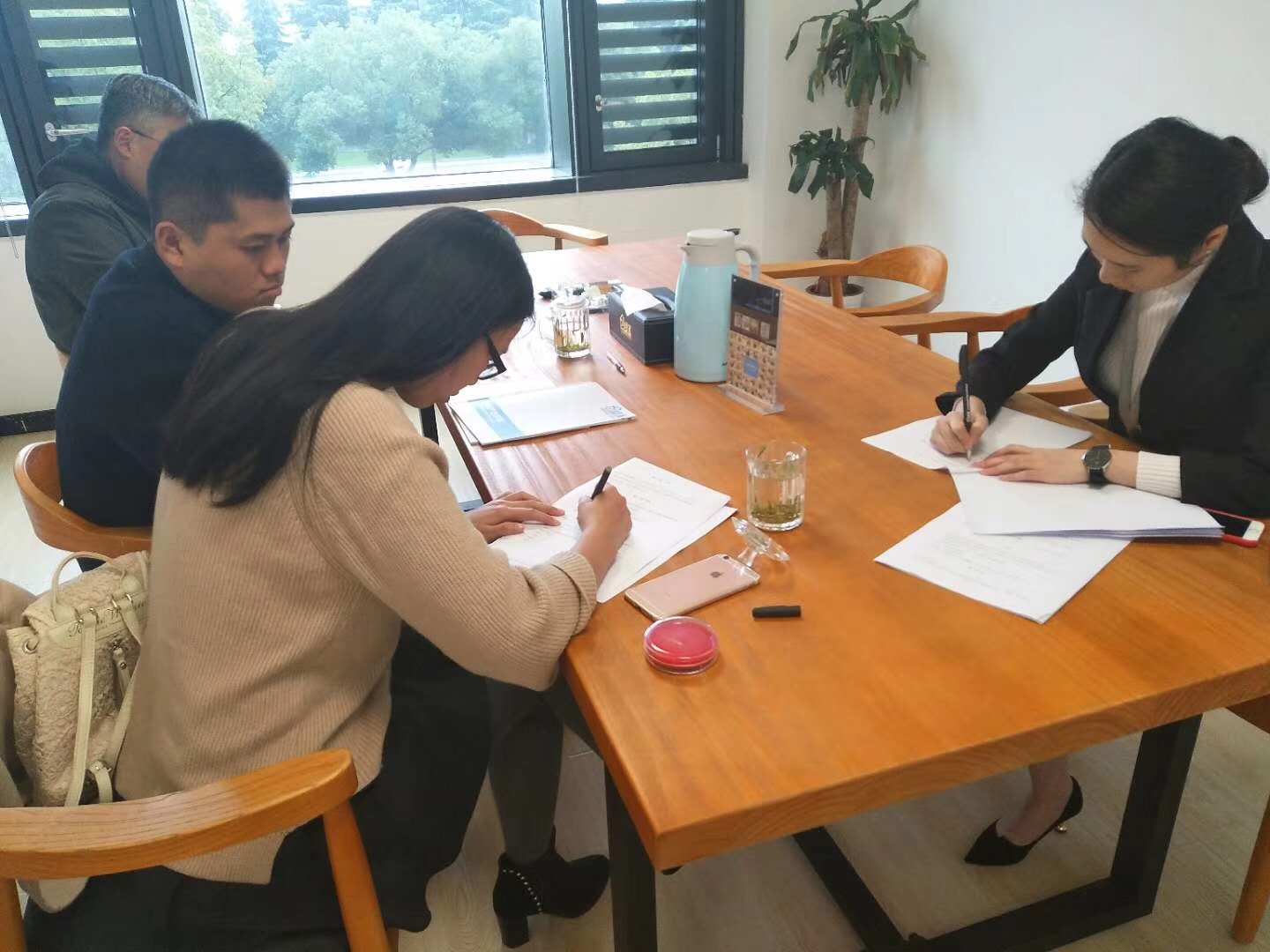 熱烈祝賀陳總一行簽約創(chuàng)綠家無錫市區(qū)級(jí)代理！