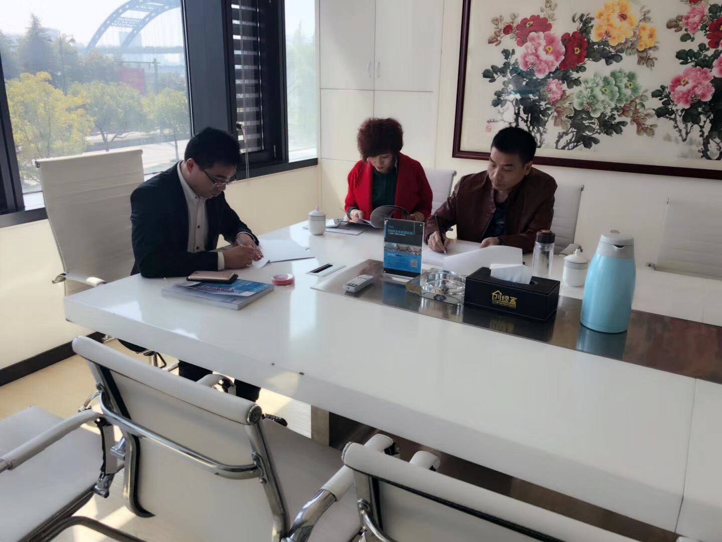 熱烈祝賀陳總夫婦簽約創(chuàng)綠家博爾塔拉蒙古自治州區(qū)級代理！