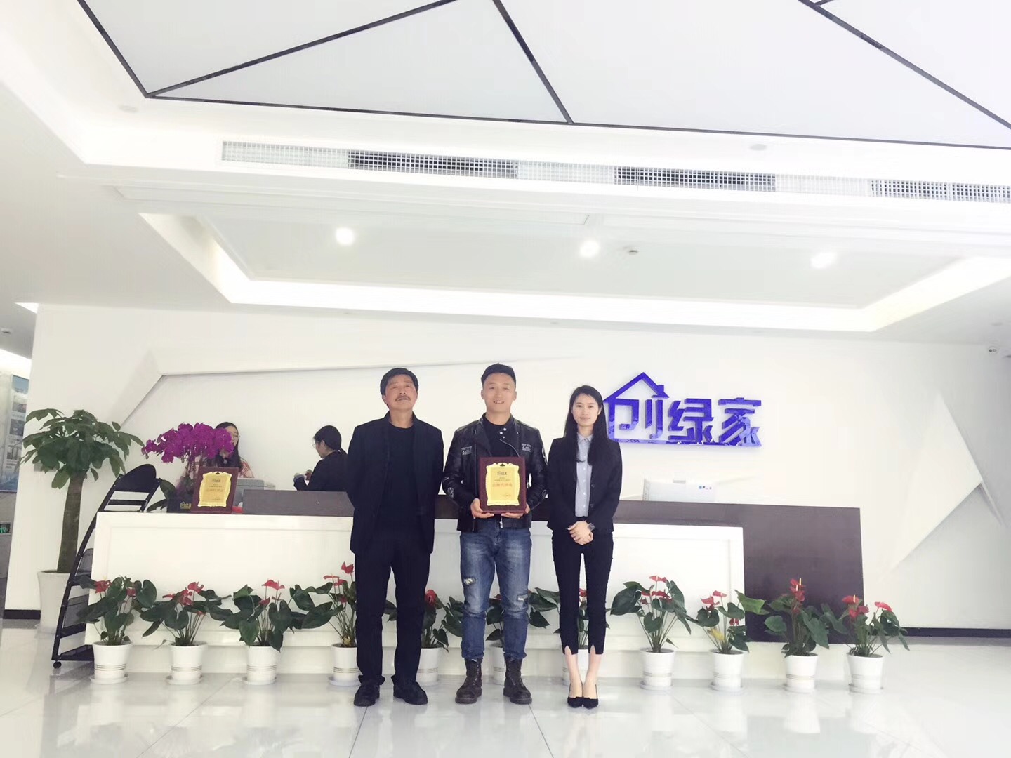 熱烈祝賀張總父子簽約創(chuàng)綠家江蘇省市級代理！