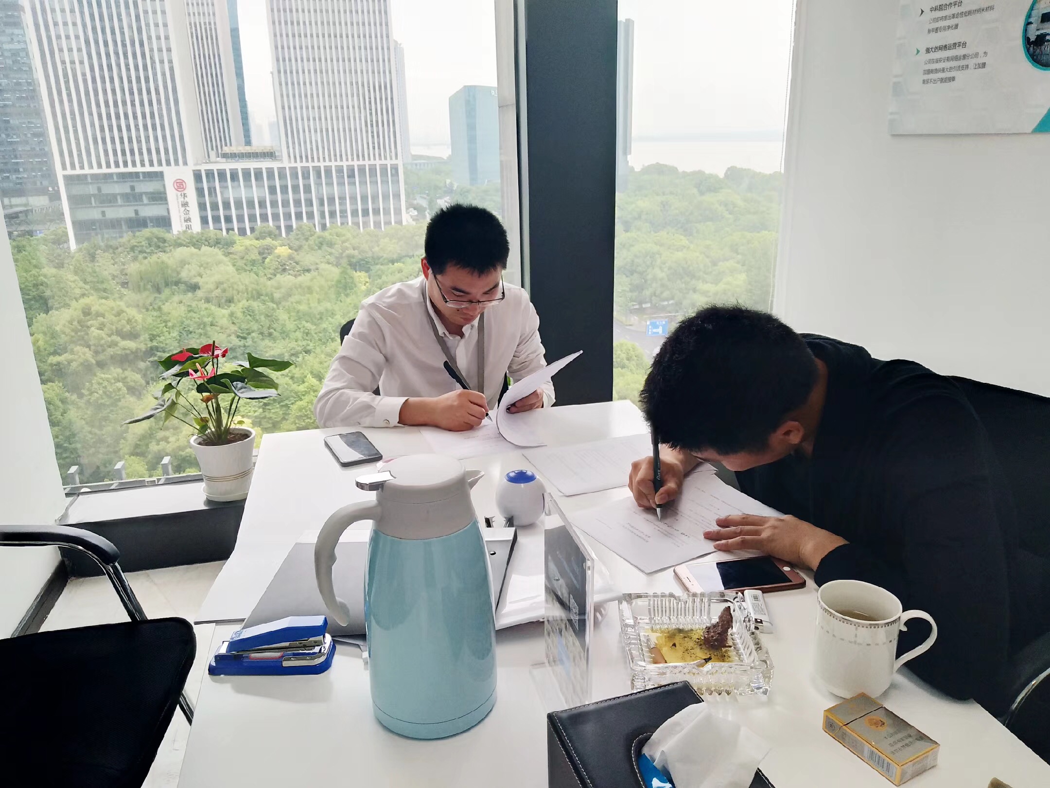 熱烈祝賀孫總、蘇總簽約創(chuàng)綠家桂林市區(qū)級代理！