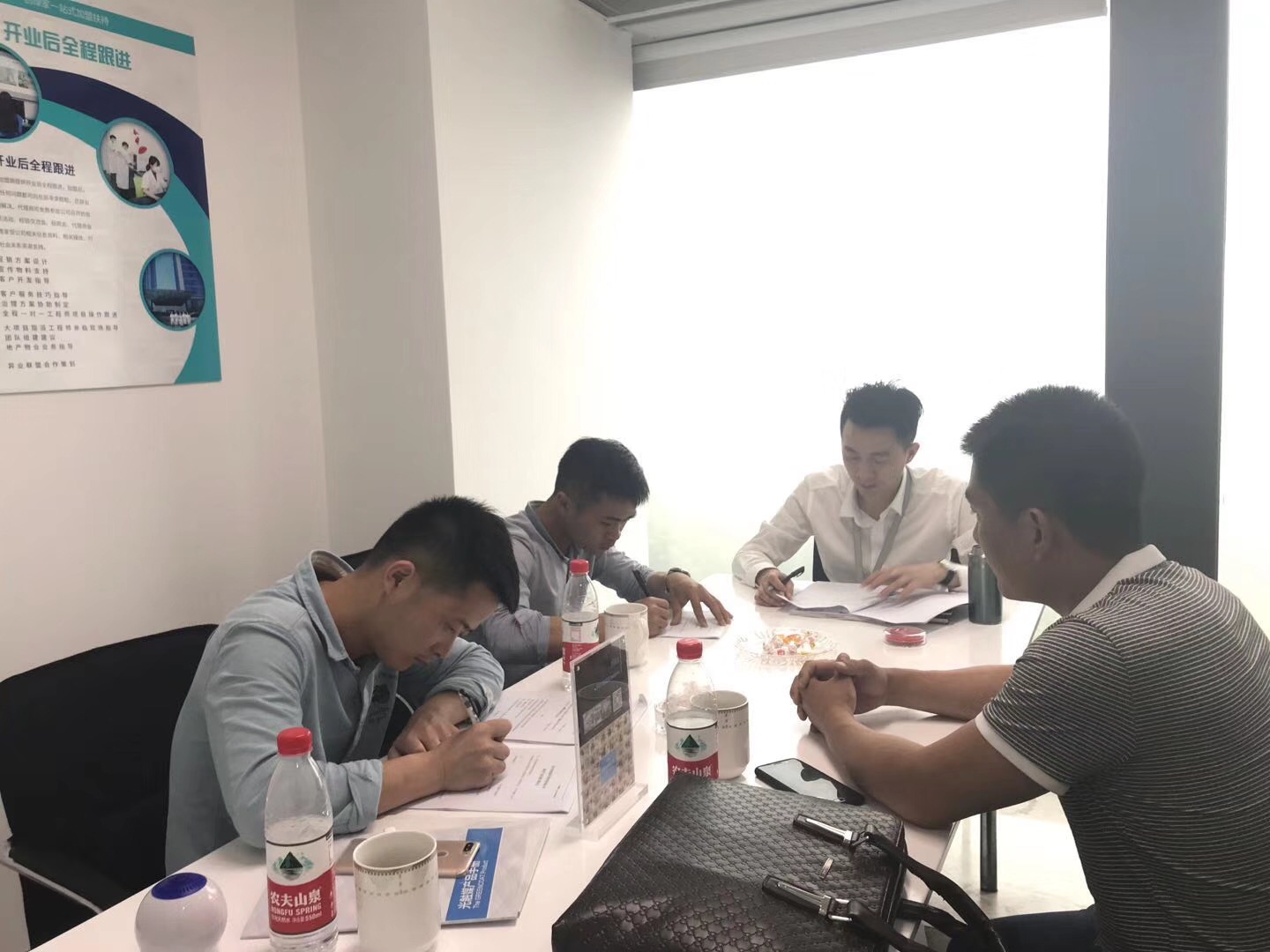 熱烈祝賀楊總、吳總、甘總簽約創(chuàng)綠家長(zhǎng)沙市區(qū)級(jí)代理！