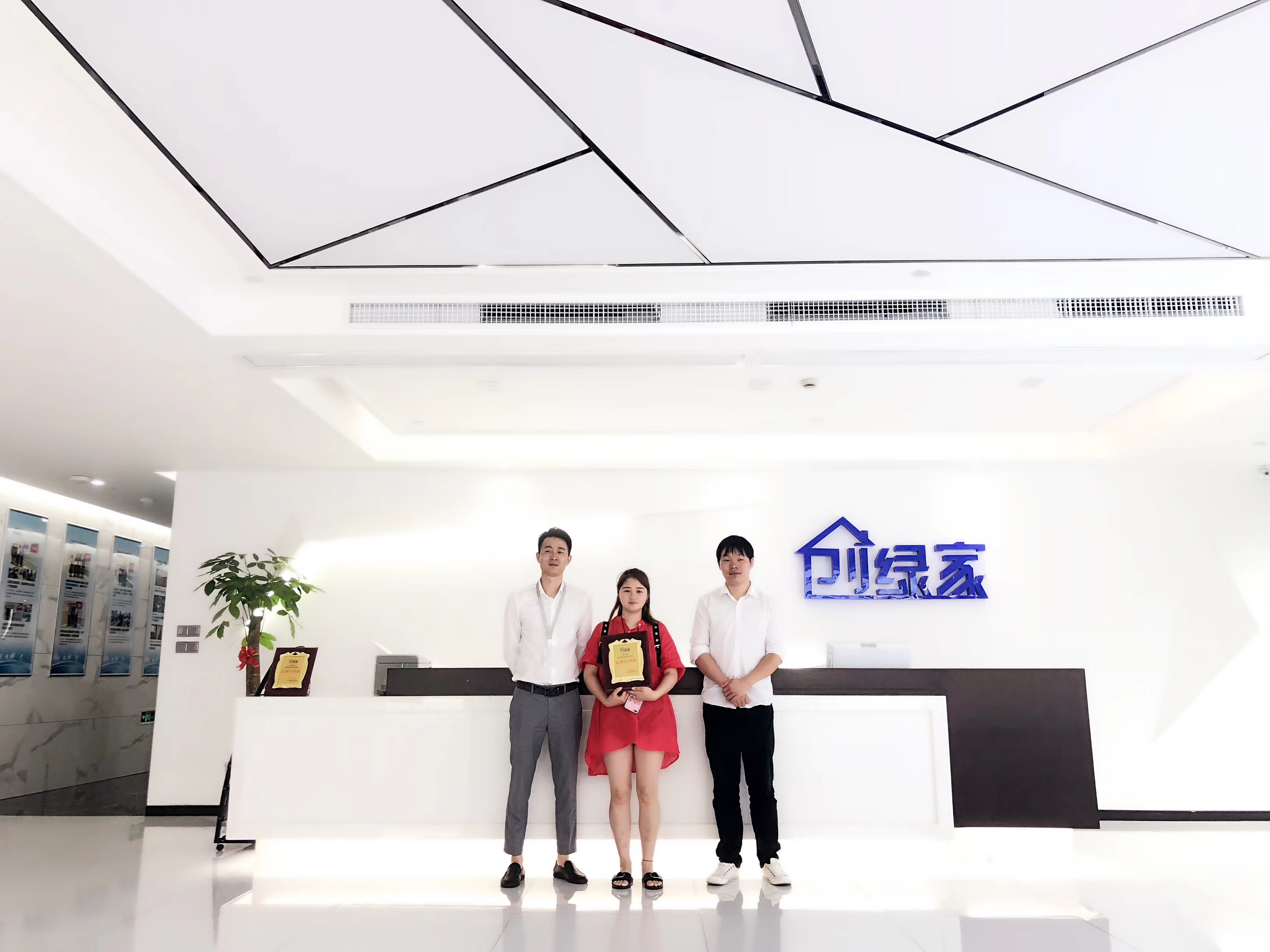 熱烈祝賀吳總團(tuán)隊(duì)簽約創(chuàng)綠家成都市區(qū)級(jí)代理！