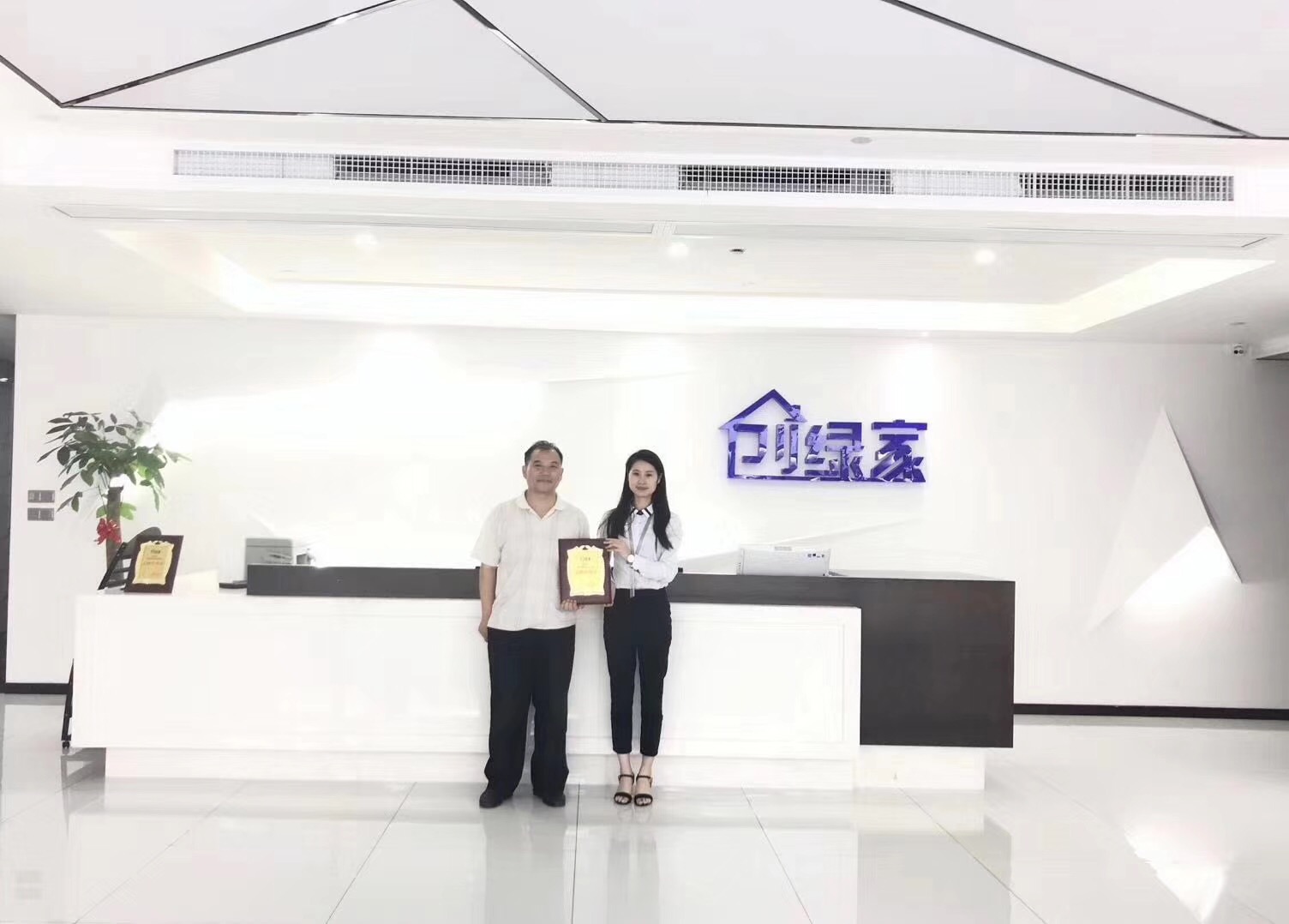 熱烈祝賀張總簽約創(chuàng)綠家鄭州市縣級(jí)代理！