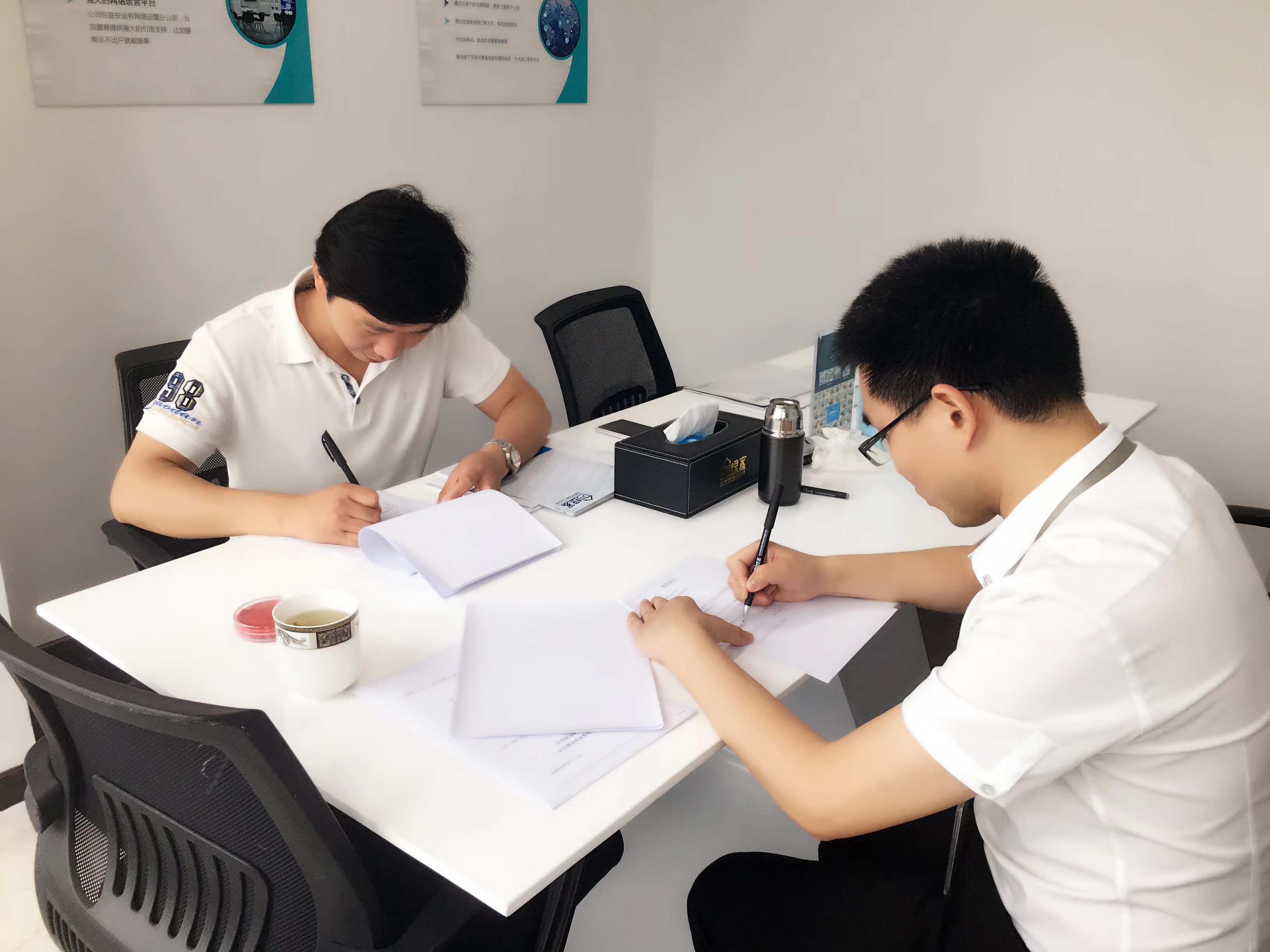 熱烈祝賀陳總簽約創(chuàng)綠家鄂爾多斯市區(qū)級(jí)代理！