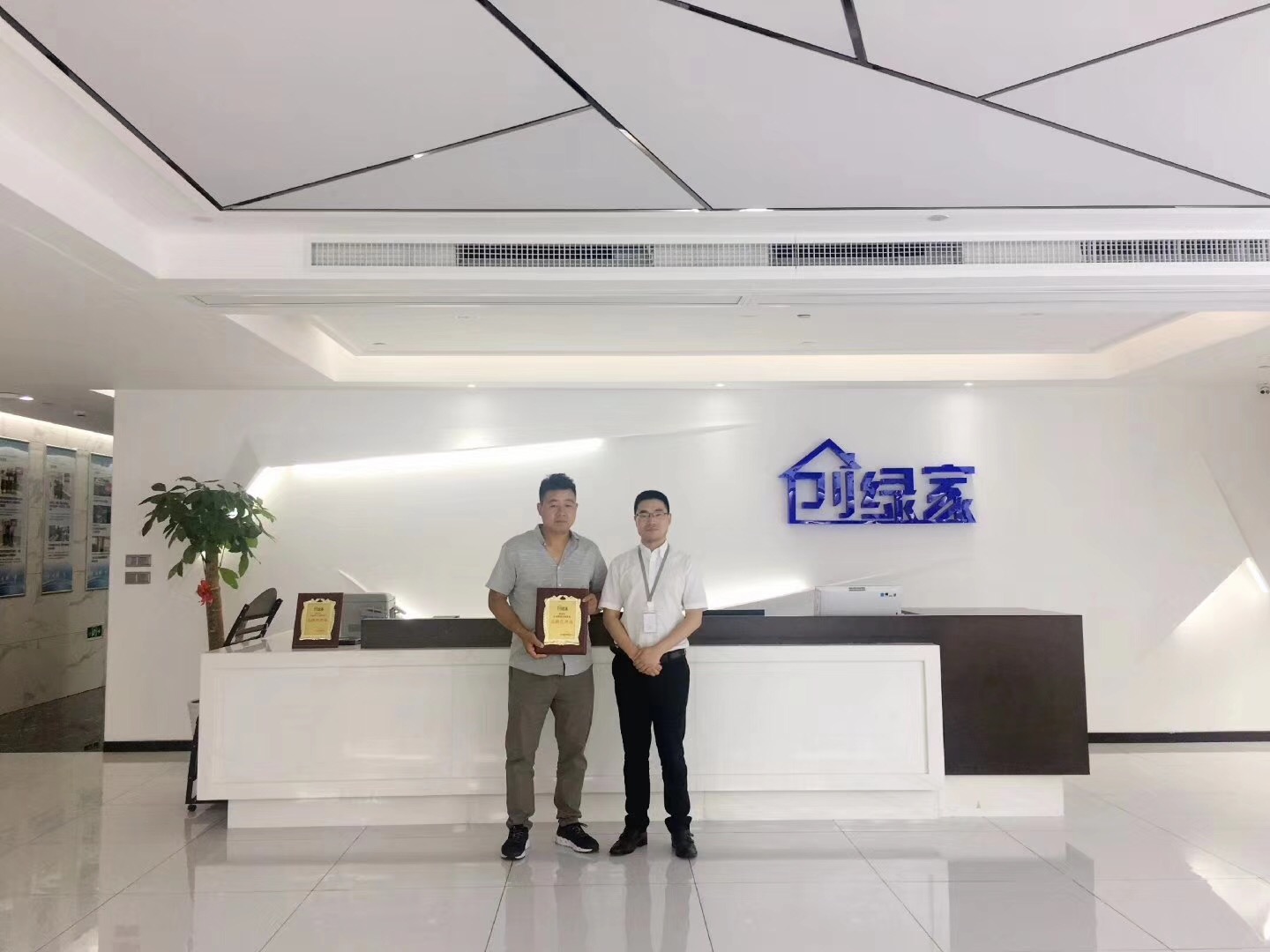 熱烈祝賀何總簽約創(chuàng)綠家信陽市縣級代理！