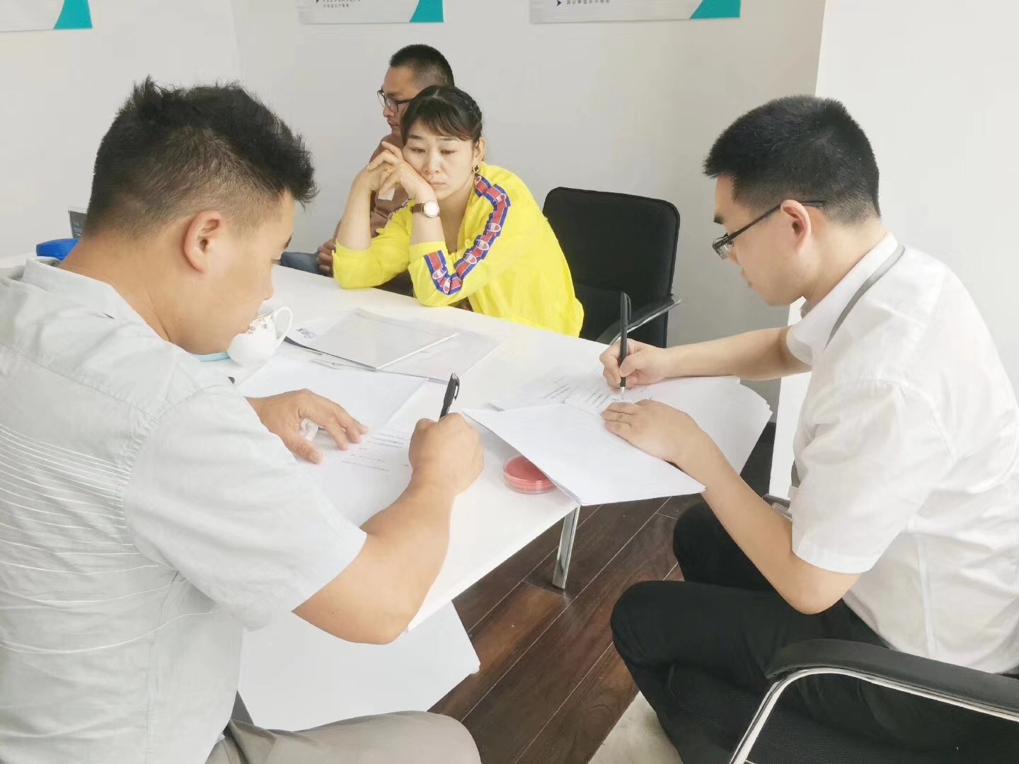 熱烈祝賀何總簽約創(chuàng)綠家信陽市縣級代理！