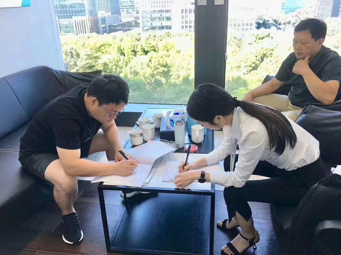 熱烈祝賀王總一家簽約創(chuàng)綠家江蘇省縣級(jí)市代理！