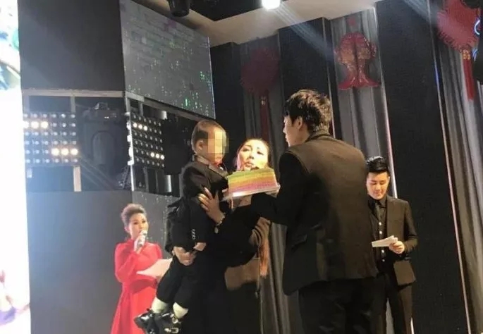 4歲男孩和媽媽辦“婚禮”，真相令人淚崩！