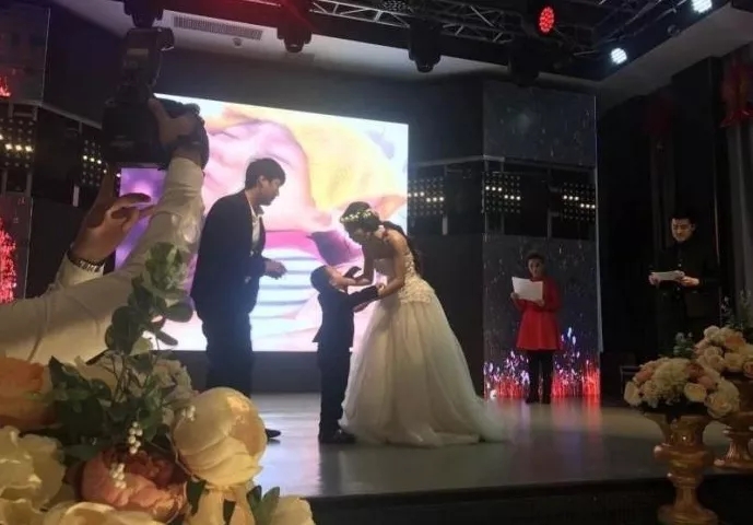 4歲男孩和媽媽辦“婚禮”，真相令人淚崩！