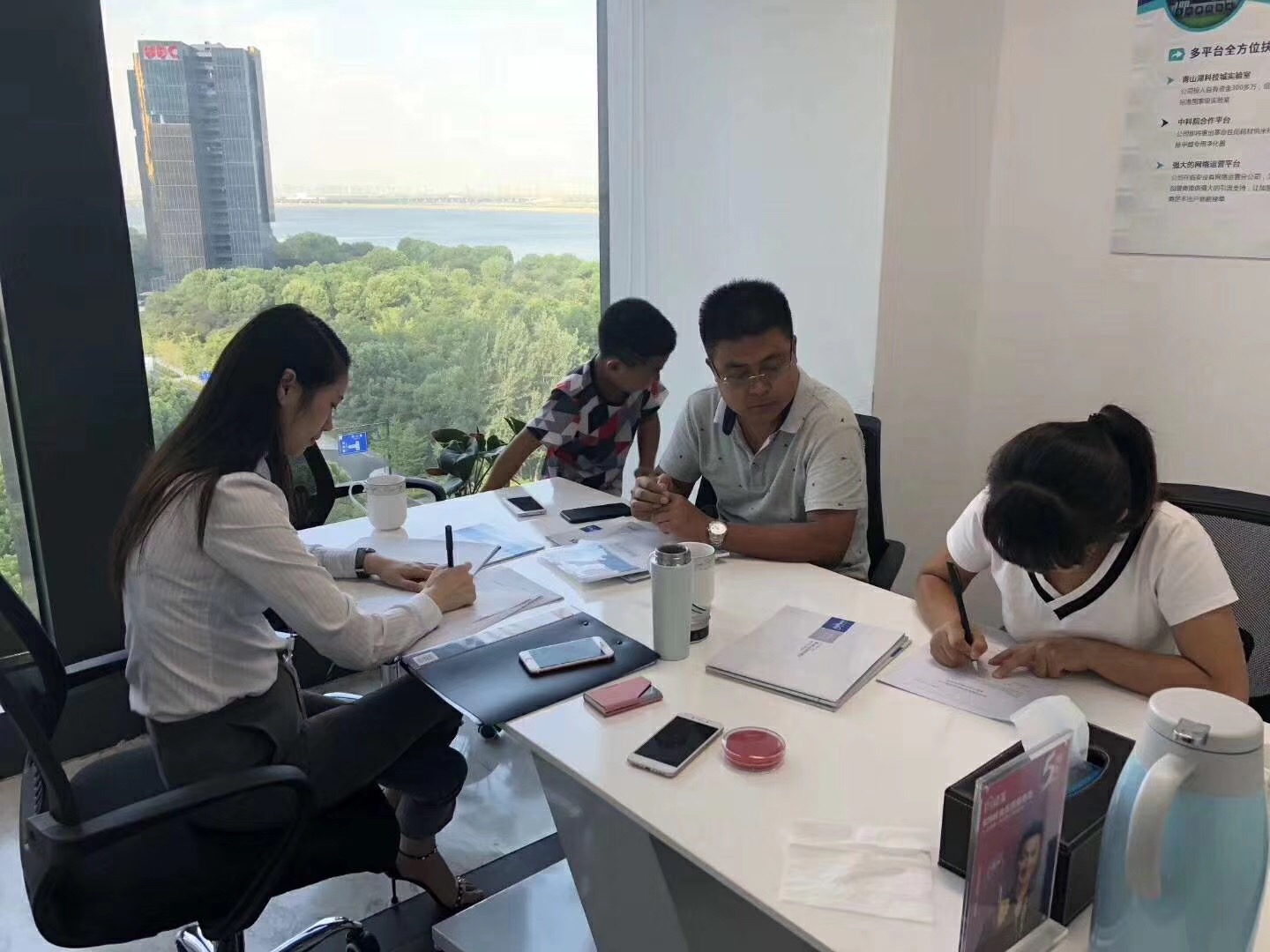 熱烈祝賀李總、關(guān)總簽約創(chuàng)綠家西安市區(qū)級(jí)代理！