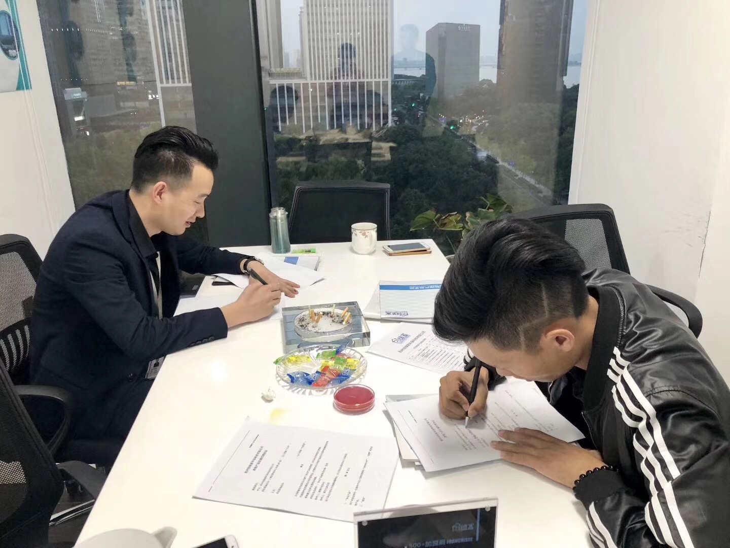 熱烈祝賀王總兄弟簽約創(chuàng)綠家武漢市區(qū)級(jí)代理！