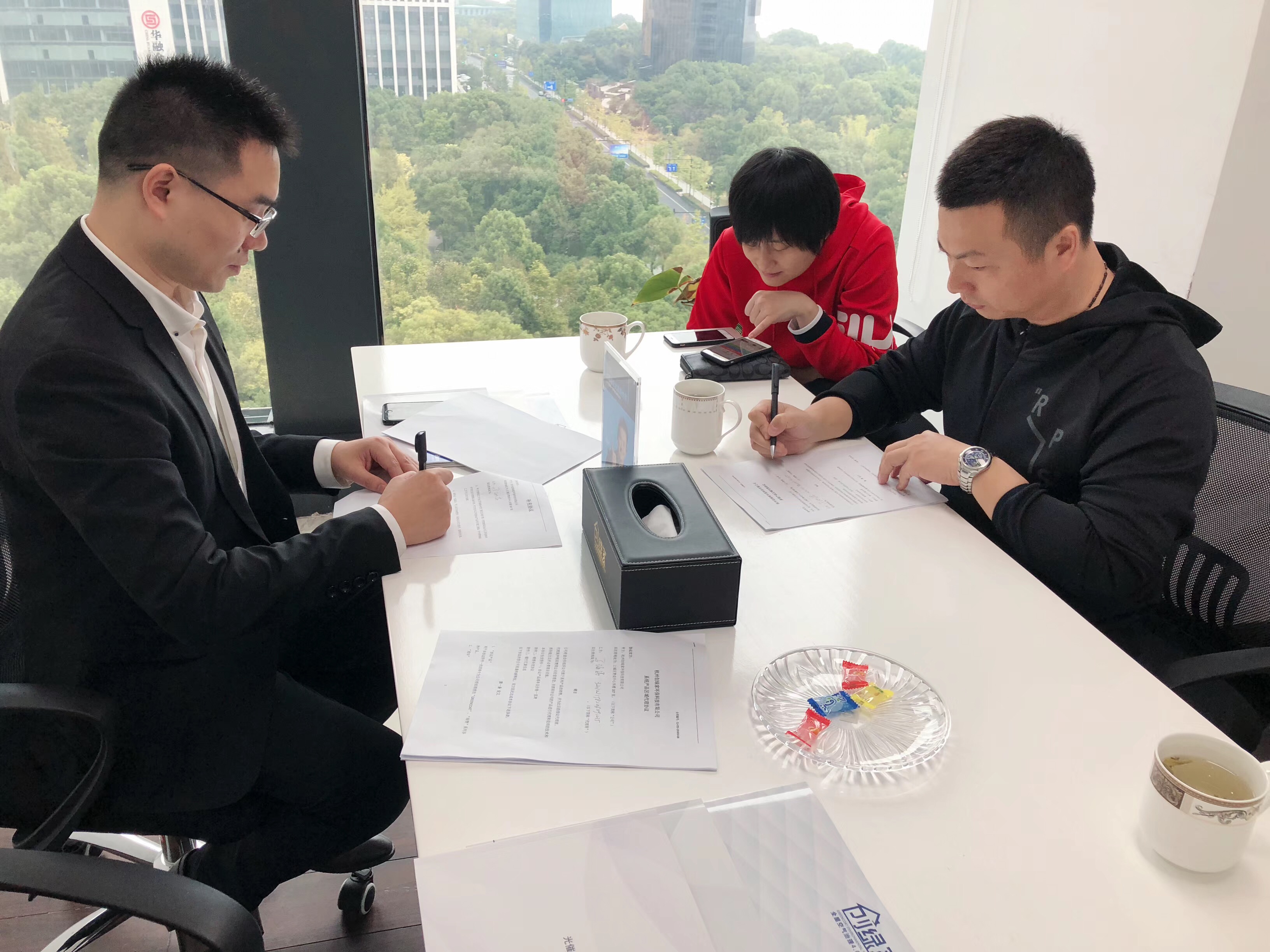 熱烈祝賀馬總夫婦、蔡總夫婦簽約創(chuàng)綠家揚(yáng)州市區(qū)級(jí)代理！