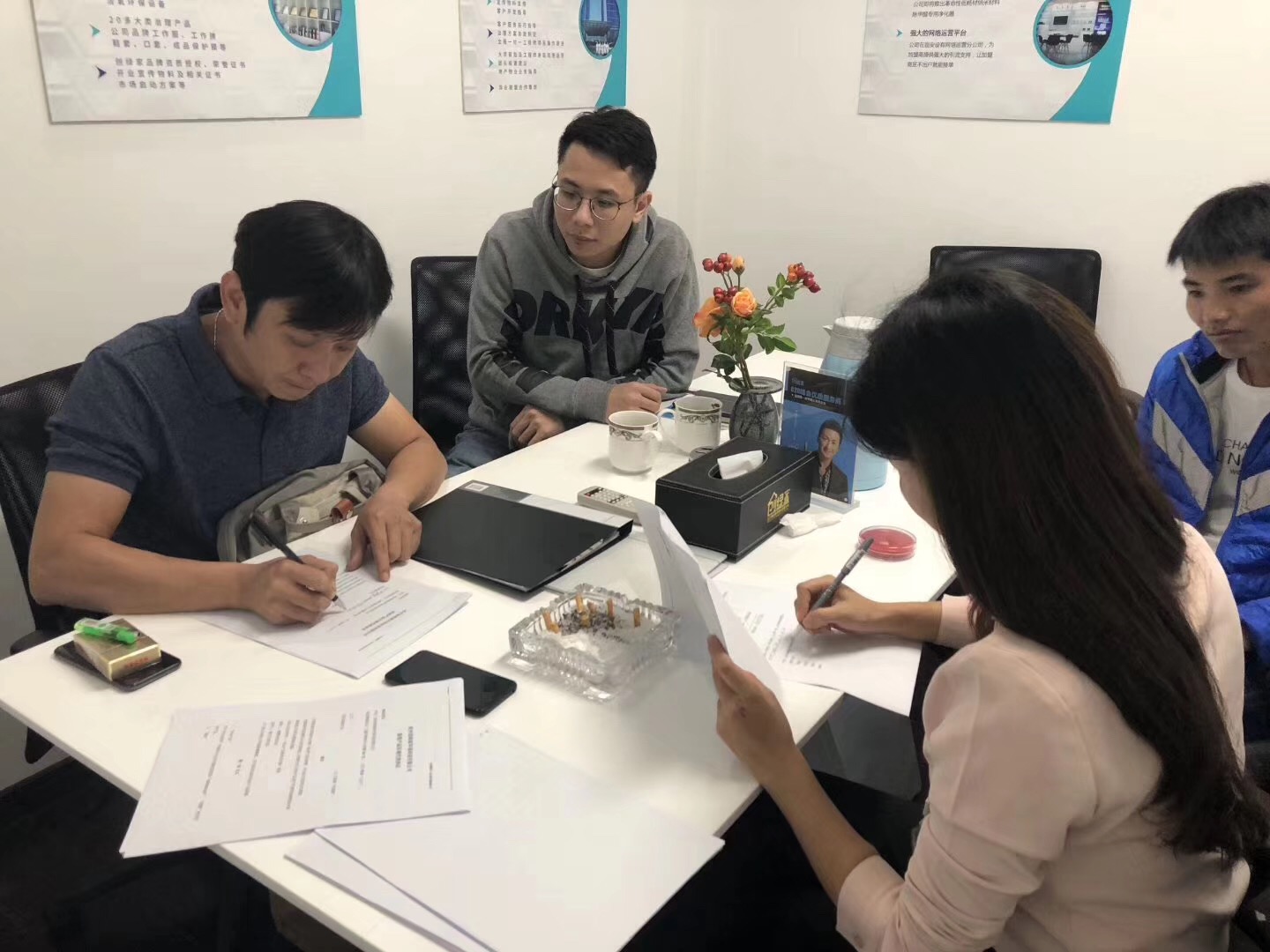 熱烈祝賀何總團隊簽約創(chuàng)綠家佛山市區(qū)級代理！