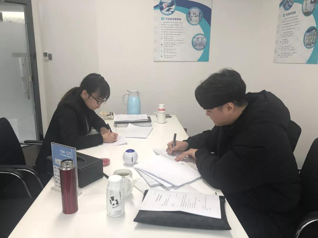 熱烈祝賀錢總、高總簽約創(chuàng)綠家上海市區(qū)級(jí)代理！