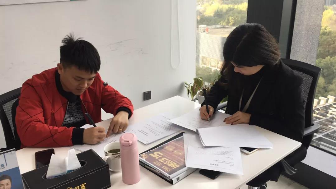 熱烈祝賀鄧總、郭總簽約創(chuàng)綠家江西省某市縣級代理！