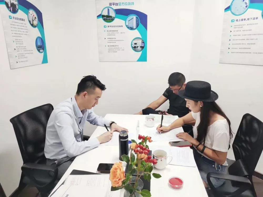 熱烈祝賀何總簽約創(chuàng)綠家四川省南充市區(qū)級代理！