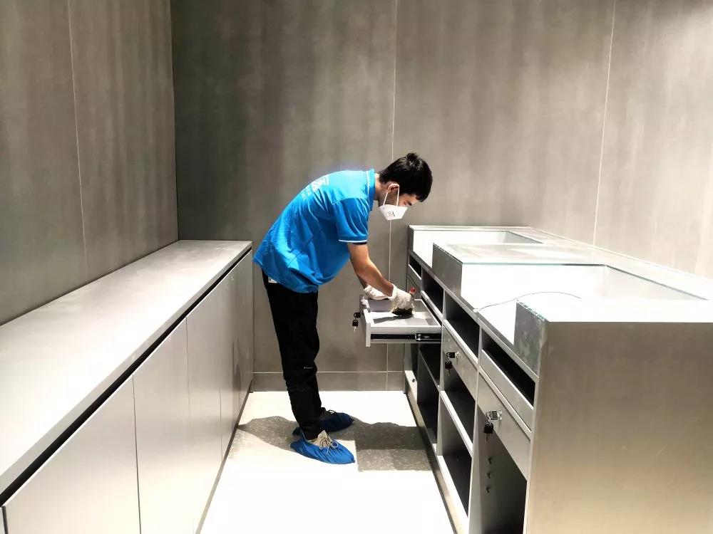 完美日記是一個(gè)國(guó)產(chǎn)大眾美妝品牌，價(jià)格良心堪稱(chēng)國(guó)貨之光，也深受年輕人喜愛(ài)。