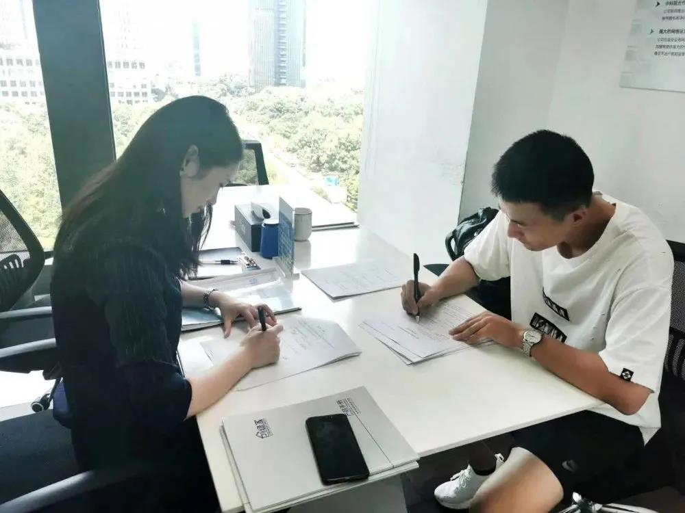 熱烈祝賀任總簽約創(chuàng)綠家天津市區(qū)級(jí)代理！