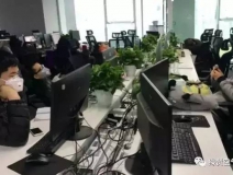 成都一公司邊裝修邊辦公，裝修味道嗆人 員工戴防毒面具辦公