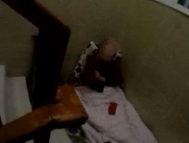 為了幫兒子收快遞，南京老夫妻被迫睡樓道