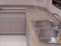 廚房“危機(jī)四伏”，居然是因?yàn)榧兹┏瑯?biāo)