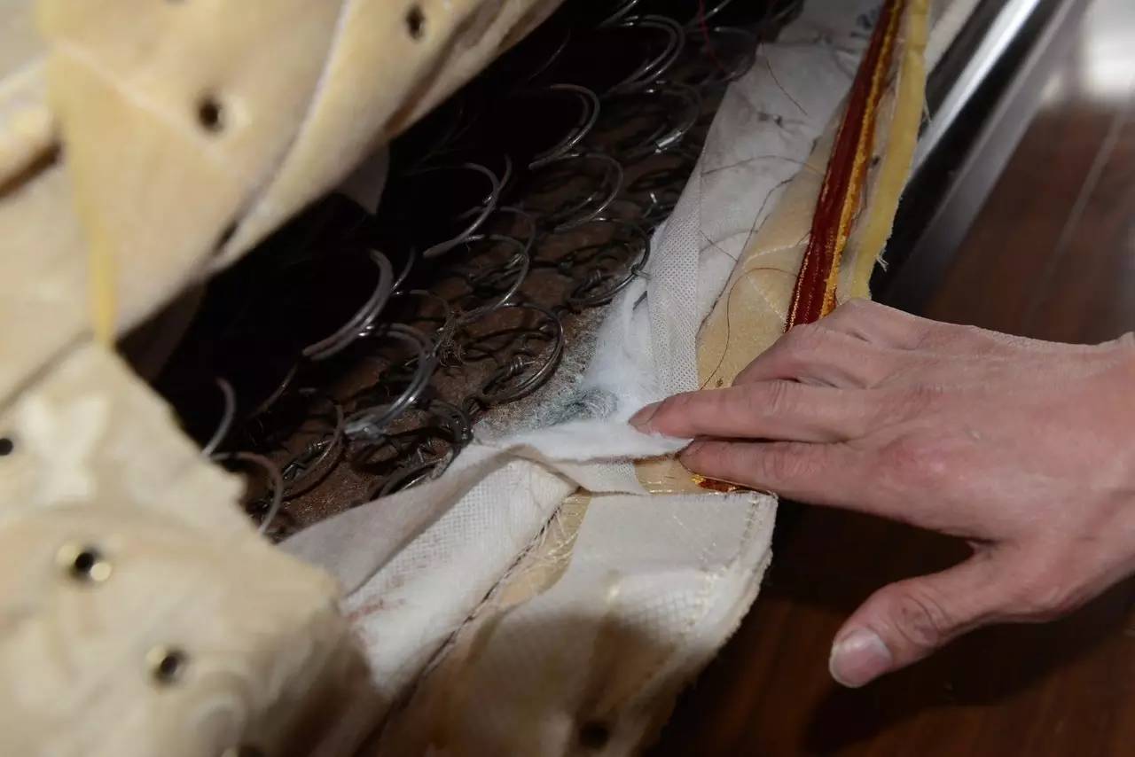 南京美女睡了10年的床墊，掀開后把全家人都嚇傻了……