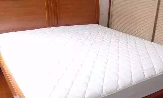 南京美女睡了10年的床墊，掀開后把全家人都嚇傻了……