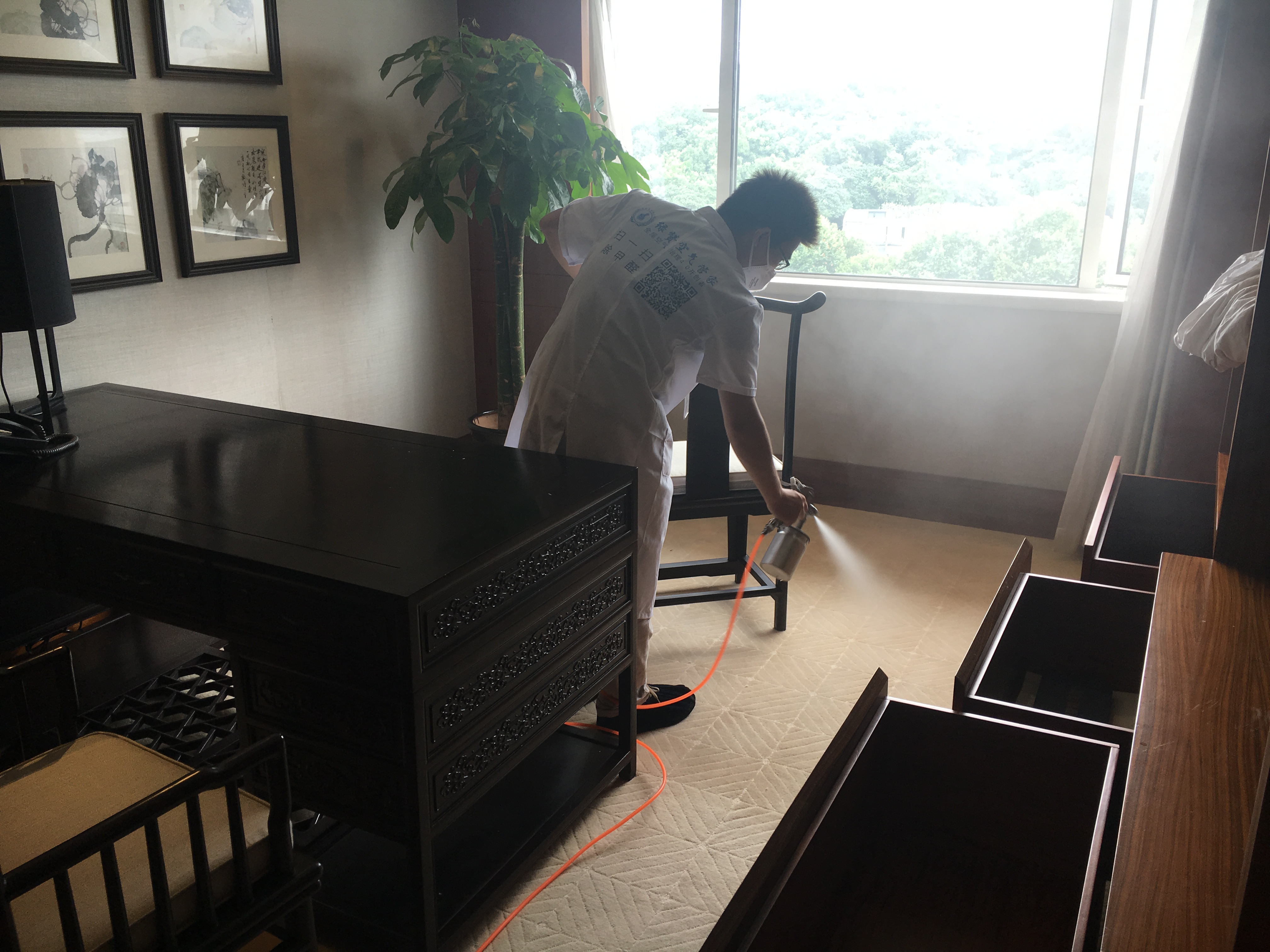 前段時(shí)間，王先生家中房子裝修。入住沒(méi)多久王先生就感覺(jué)自己身體出現(xiàn)了一些異樣，時(shí)常感到胸悶氣短、呼吸不暢，嚴(yán)重的時(shí)候還會(huì)出現(xiàn)短時(shí)間的暈眩。王先生以為是自己的身體出現(xiàn)了什么狀況便跑到家附近的診所詢問(wèn)。醫(yī)生一看便問(wèn)王先生家中最近是否裝修，王先生感覺(jué)很詫異。醫(yī)生說(shuō)這樣的癥狀是典型的甲醛中毒。王先生就咨詢了除甲醛公司如何清除新房裝修后殘留的甲醛？