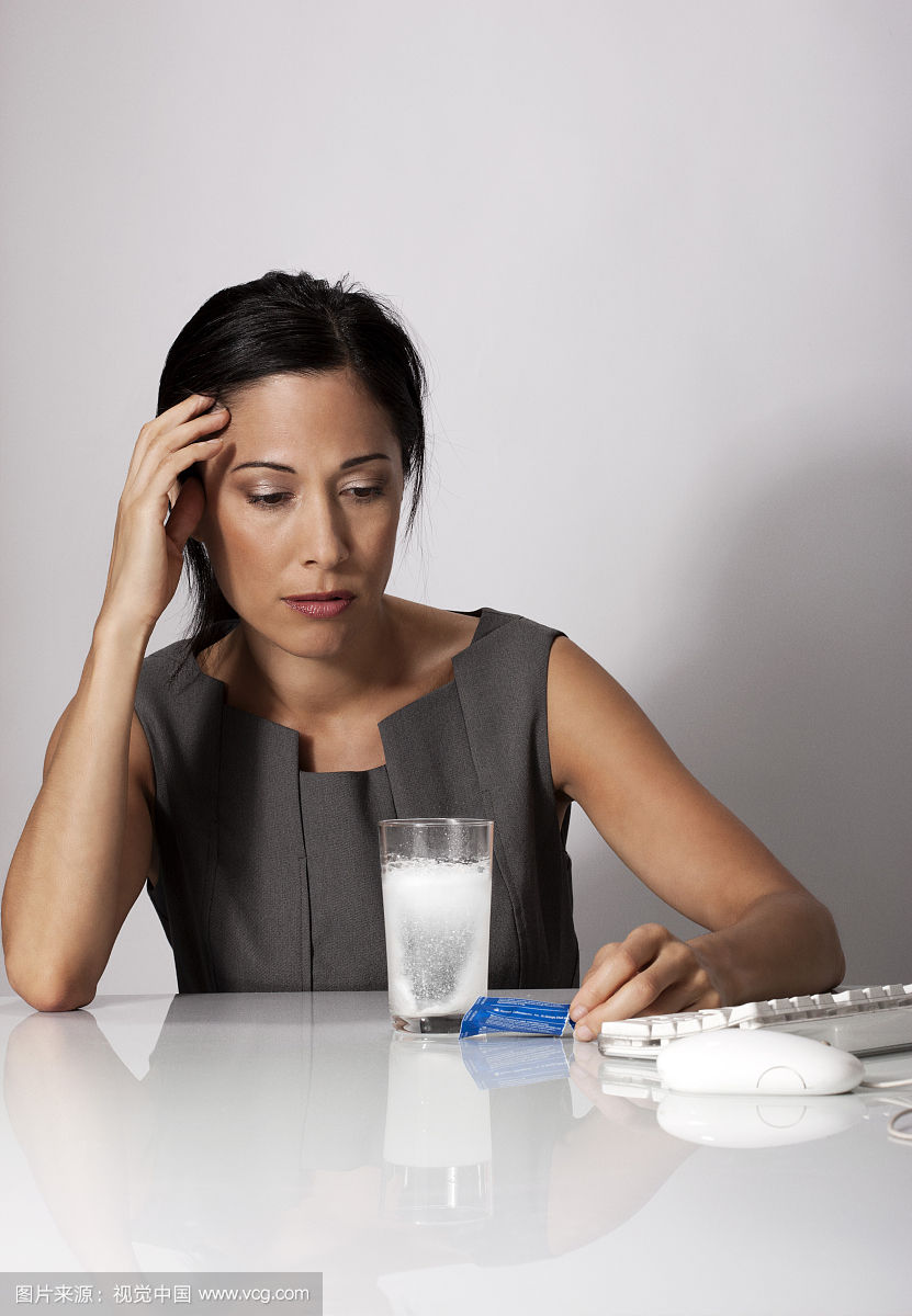  新房裝修后裝修污染？入住之前需要除甲醛嗎？這是大家在入住前***的疑問。甲醛對身體是有害是眾所周知的，那么，甲醛對人體的危害是什么? 除甲醛公司專家總結(jié)了五種常見的甲醛引起的癥狀，如果出現(xiàn)這些癥狀，那么您就需要注意啦?。?！ 一、胸悶氣短： 一些業(yè)主在搬進(jìn)新家后常常感覺到胸悶氣短、呼吸不暢，但去醫(yī)院檢查又沒有發(fā)現(xiàn)任何心肺問題，這種情況很有可能是甲醛中毒引起的。胸悶是甲醛中毒常見癥狀之一，一般在輕度或中度中毒時出現(xiàn)。所以，如果時常在家中感到胸悶，首先應(yīng)去醫(yī)院排除心臟問題，然后再確定是否是甲醛超標(biāo)造成的。 二、呼吸系統(tǒng)刺激： 回家開門的一瞬間，家的溫馨氣息就會撲面而來，但新家不是這樣，新業(yè)主每次回家聞到的***縷空氣往往伴隨刺鼻的化學(xué)品氣味，怎么會感受到溫馨呢？這種裝修特有的刺鼻氣體的主要有害成分就是甲醛，多數(shù)家庭可在通風(fēng)一個月時間明顯減輕（注意減輕并不等于消除），但如果通風(fēng)一個月還沒有改觀，那就應(yīng)該考慮治理室內(nèi)空氣污染了。 三、眼睛不適、無故流淚： 當(dāng)人們切洋蔥的時，***感受到嗆的也是眼睛，然后是鼻子。眼睛是人體最敏感脆弱的器官之一，當(dāng)外界空氣中存在刺激性分子，眼睛往往是***感受到的。甲醛的一大危害就表現(xiàn)在對粘膜的刺激，甲醛屬于原漿毒物質(zhì)，能與蛋白質(zhì)結(jié)合，使眼睛感到刺激、干澀、不適，甚至流淚。 四、易生病，抵抗力下降： 我們生活的環(huán)境中，無處不存在著看不見的細(xì)菌病毒，因為身體擁有強(qiáng)大的免疫力才使我們免受這些病菌的感染。但長期生活在甲醛超標(biāo)的環(huán)境會使免疫系統(tǒng)遭受破壞，降低人體抵抗力，不能有效地防御外界病原微生物的侵入，從而導(dǎo)致疾病發(fā)生。家人入住新居后經(jīng)常感冒，尤其是老人兒童，感冒后一個星期也不見好轉(zhuǎn)，這都可能是甲醛超標(biāo)引起的。 五、頭暈、乏力、嗜睡： 甲醛可影響人的造血系統(tǒng)，輕則引發(fā)貧血，嚴(yán)重的甚至可能導(dǎo)致白血病。有調(diào)查指出，醫(yī)院血液科病房中三成以上白血病患者的家庭在兩年內(nèi)進(jìn)行過裝修。而兒童因裝修患病的幾率更高，占患病兒童的半數(shù)以上。當(dāng)人體血液供應(yīng)不足時，就會經(jīng)常感到疲憊，走路都沒有力氣。因此，入住新居后有頭暈、乏力、嗜睡的癥狀，應(yīng)及時去醫(yī)院檢查血常規(guī)。 如果您或者家人已經(jīng)出現(xiàn)了以上的兩種或兩種以上就要做全面的室內(nèi)空氣治理了哦！