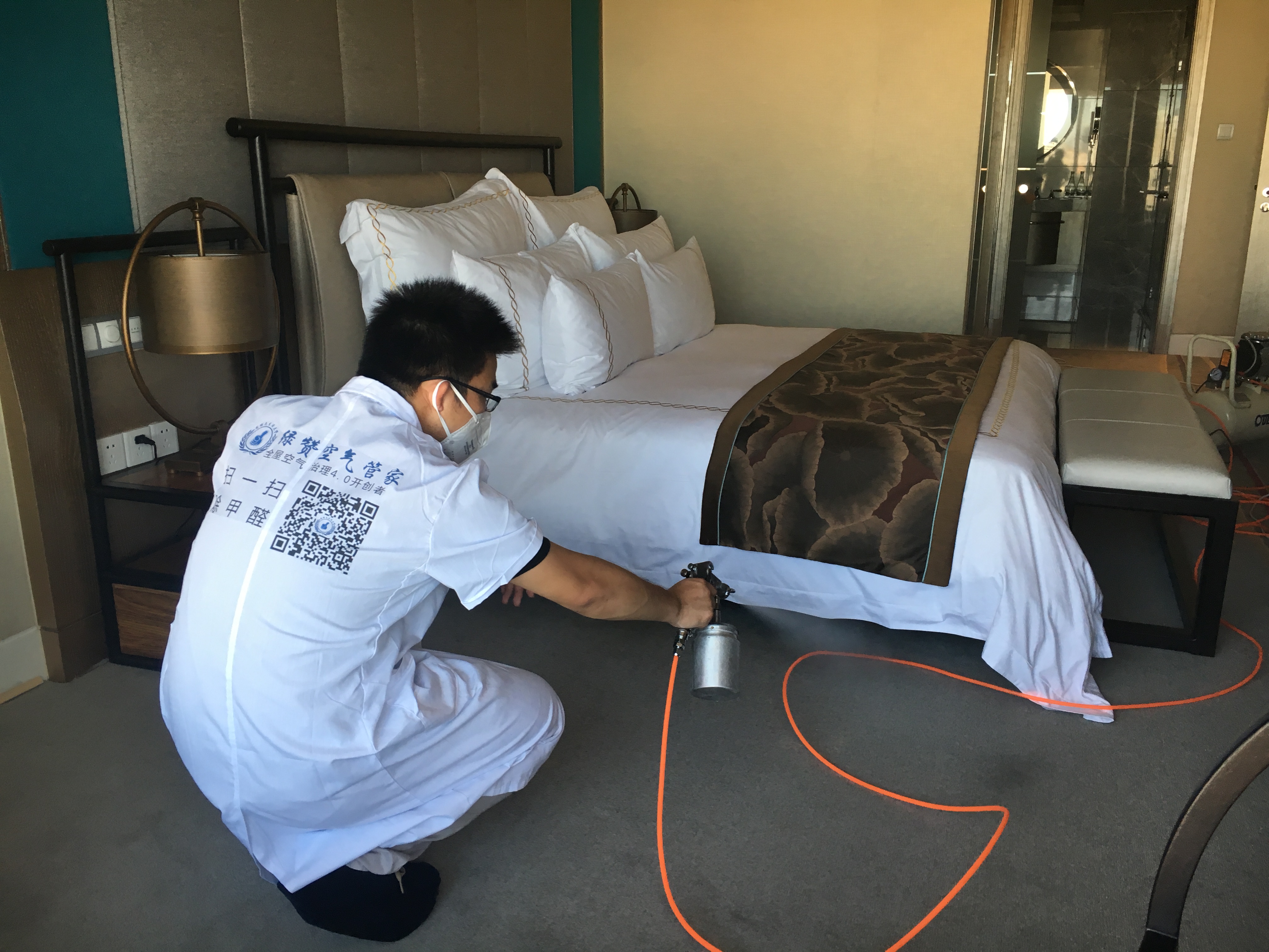 甲醛濃度與四個(gè)因素相關(guān)：室內(nèi)溫度、濕度、室內(nèi)裝修材料多少、室內(nèi)通風(fēng)程度都有關(guān)系。裝修污染威脅到了人類的生存，在這危急時(shí)刻，除甲醛成為了最急不可待的事情，尋找一家除甲醛公司是防止甲醛超標(biāo)的***辦法！