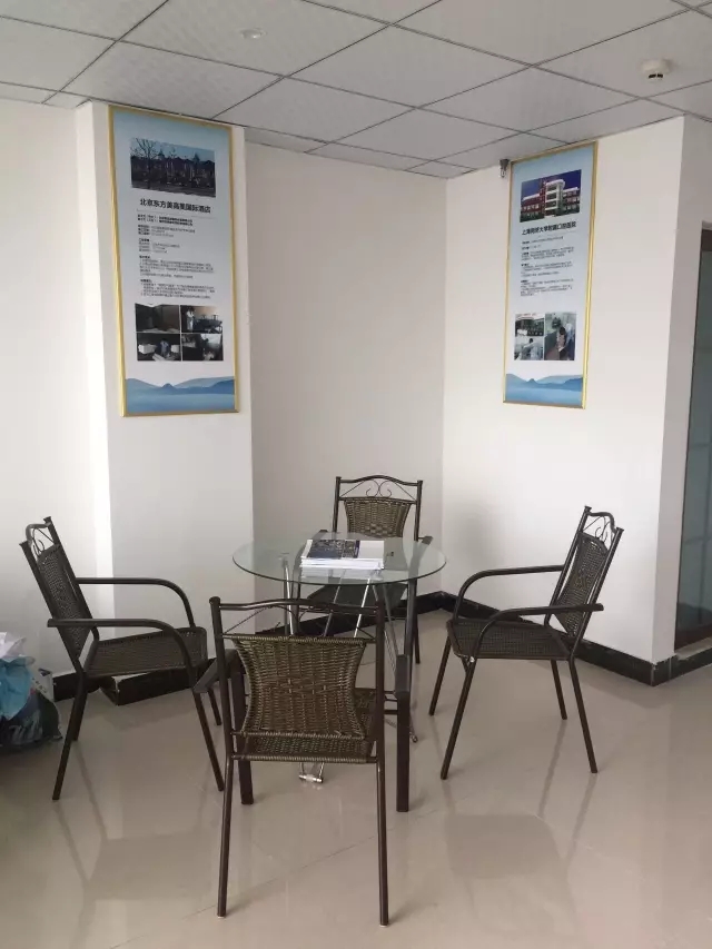 歷經近兩個月的店面籌備工作，創(chuàng)綠家空氣治理惠州服務中心正式落成，室內裝修污染危害社會，室內空氣治理迫在眉睫。創(chuàng)綠家惠州服務中心將竭誠為您服務！ 溫總、朱總與公司合照 創(chuàng)綠家空氣治理惠州服務中心門面 店內展示： 祝溫總、朱總開業(yè)生意興隆、財源廣進！