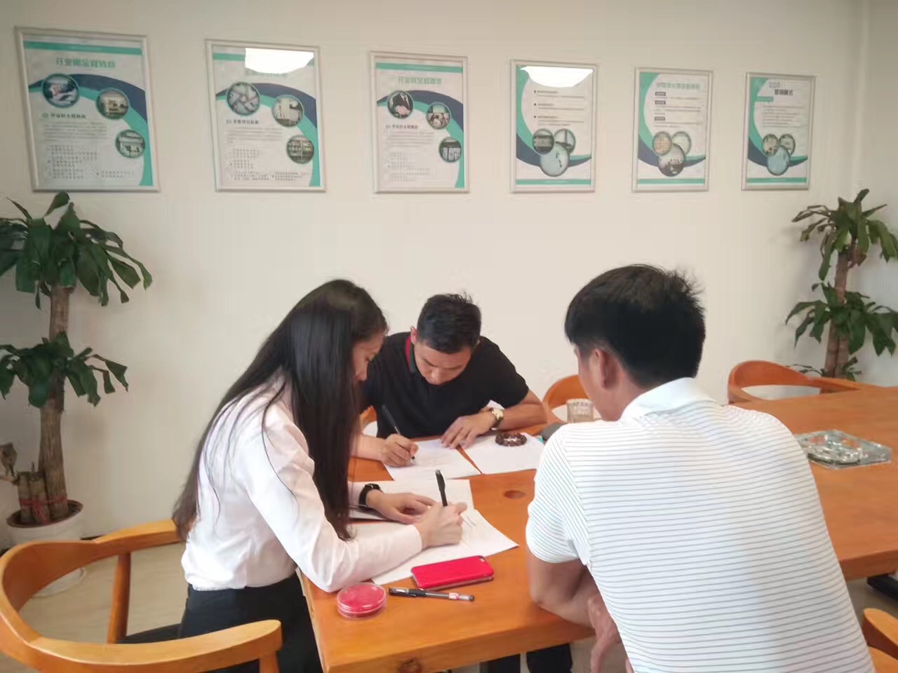 熱烈祝賀普洱李總兄弟簽約創(chuàng)綠家！